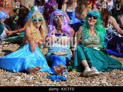 Teilnehmer gekleidet wie Meerjungfrauen in Bexhill-on-Sea, East Sussex, für einen Guinness Weltrekord Versuch der größte Versammlung von Meerjungfrauen in einem Platz, während der jährlichen Festival des Meeres in der Stadt. Bild Datum: Samstag, September 2, 2017. Photo Credit: Gareth Fuller/PA-Kabel Stockfoto