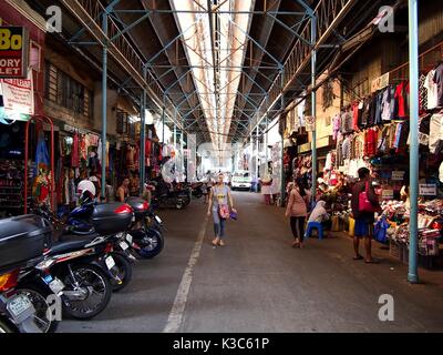 MARIKINA CITY, Philippinen - 28. AUGUST 2017: ein Gehweg in einem öffentlichen Markt in Marikina City, Philippinen. Stockfoto