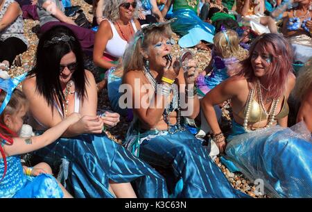 Teilnehmer gekleidet wie Meerjungfrauen in Bexhill-on-Sea, East Sussex, für einen Guinness Weltrekord Versuch der größte Versammlung von Meerjungfrauen in einem Platz, während der jährlichen Festival des Meeres in der Stadt. Bild Datum: Samstag, September 2, 2017. Photo Credit: Gareth Fuller/PA-Kabel Stockfoto