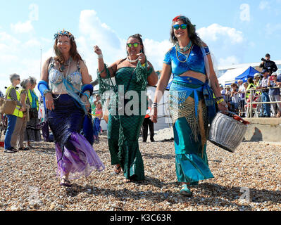 Teilnehmer gekleidet wie Meerjungfrauen in Bexhill-on-Sea, East Sussex, für einen Guinness Weltrekord Versuch der größte Versammlung von Meerjungfrauen in einem Platz, während der jährlichen Festival des Meeres in der Stadt. Bild Datum: Samstag, September 2, 2017. Photo Credit: Gareth Fuller/PA-Kabel Stockfoto