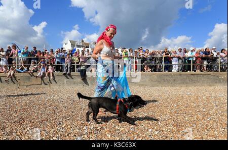 Teilnehmer gekleidet wie Meerjungfrauen in Bexhill-on-Sea, East Sussex, für einen Guinness Weltrekord Versuch der größte Versammlung von Meerjungfrauen in einem Platz, während der jährlichen Festival des Meeres in der Stadt. Bild Datum: Samstag, September 2, 2017. Photo Credit: Gareth Fuller/PA-Kabel Stockfoto