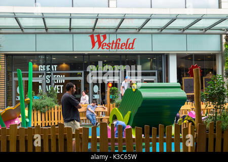 Spielplatz, Spielplatz für kleine Kinder vor dem einkaufszentrum westfield, stratford, london, großbritannien Stockfoto