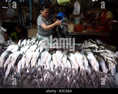 MARIKINA CITY, Philippinen - 28. AUGUST 2017: ein Anbieter verkauft frischen Fisch und andere seafolds in einem Geschäft in einem öffentlichen Markt. Stockfoto