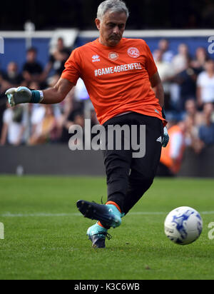 Das Team 57309 Jose Mourinho zählt eine Strafe, während Spiel 4 Grenfell, einer Charity Football Match um die Mittel für die Grenfell Turm überlebenden anheben, bei Qpr die Loftus Road Stadium in London. Stockfoto