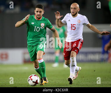 Republik Irland Robbie Brady (links) und Georgiens Baldrian Gvilia Kampf um den Ball während der FIFA Fussball-Weltmeisterschaft 2018, Gruppe D Match an der Boris Paichadze Stadium, Tiflis. Stockfoto