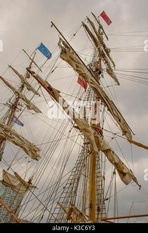 Typische die Masten und die Takelage mit Kabel und Seile eines Tall Ship Segeln Boot bei einem Besuch in Belfast, Nordirland im Jahr 2015 Stockfoto