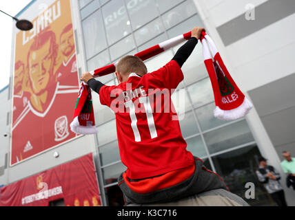 Wales Fans tragen Gareth Bale shirts außerhalb der Erde vor der 2018 FIFA World Cup Qualifying Match der Gruppe D in Cardiff City Stadium. Stockfoto