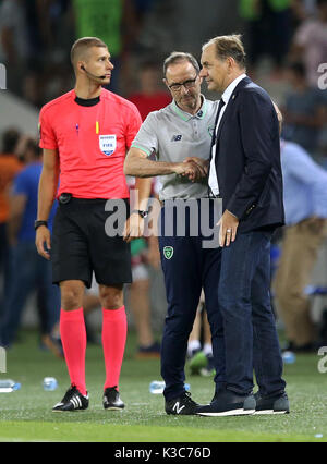 Republik Irland Manager Martin O'Neill schüttelt Hände mit Georgia Trainer Vladimir Weiss nach der endgültigen während der FIFA Fussball-Weltmeisterschaft 2018, Gruppe D Match an der Boris Paichadze Stadium, Tiflis Pfeifen. Stockfoto