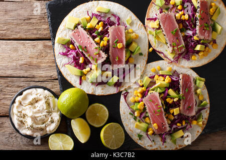 Tacos mit Thunfisch Steak und frischem Gemüse close-up auf den Tisch. Draufsicht von oben horizontal Stockfoto