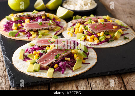 Tacos mit Thunfisch Steak und frischem Gemüse close-up auf dem Tisch. Horizontale Stockfoto