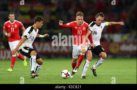 Wales' Aaron Ramsey (Mitte) in Aktion mit Österreichs Aleksander Dragovic (links) und Julian Baumgartlinger während der 2018 FIFA World Cup Qualifying Match der Gruppe D in Cardiff City Stadium. Stockfoto