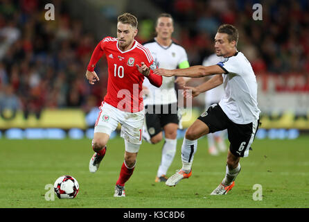 Wales' Aaron Ramsey (links) und Österreichs Stefan Ilsanker in Aktion während der 2018 FIFA World Cup Qualifying Match der Gruppe D in Cardiff City Stadium. Stockfoto