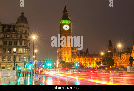 Der Big Ben Tower im regnerischen Nacht, London, Vereinigtes Königreich. Stockfoto