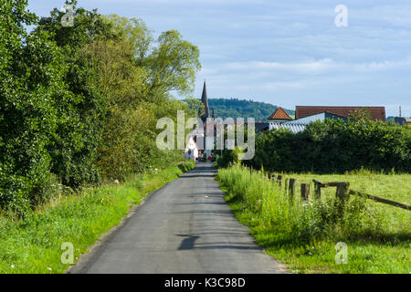 Blick auf die kleine Stadt Neustadt (Landkreis Marburg-Biedenkopf in Hessen) Stockfoto