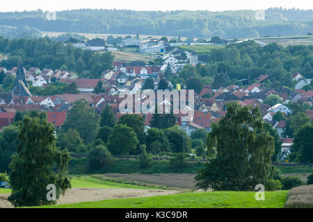 Blick auf die kleine Stadt Neustadt (Landkreis Marburg-Biedenkopf in Hessen), einem Vorort und die umliegenden landwirtschaftlichen Flächen. Stockfoto