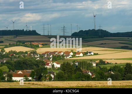 Blick auf die kleine Stadt Neustadt (Landkreis Marburg-Biedenkopf in Hessen), die Vororte und die umliegenden landwirtschaftlichen Flächen in der Morgensonne. Stockfoto