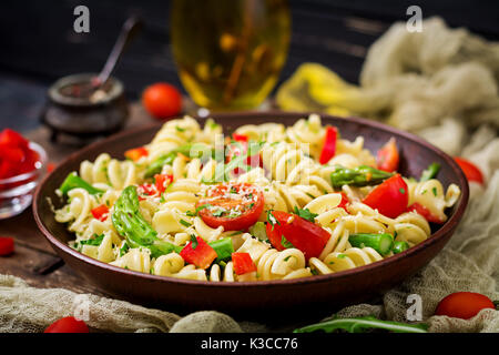 Salat - fusilli Pasta mit Tomaten, Spargel und Paprika Stockfoto