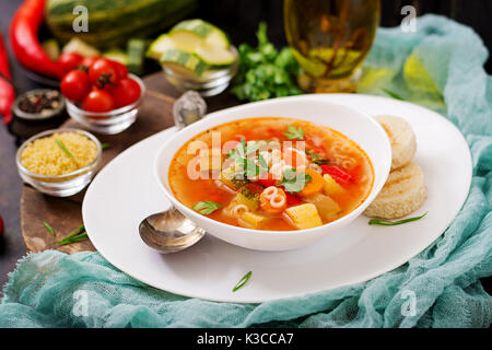 Minestrone - "Große Suppe', Suppe mit vielen Zutaten - ein Gericht der Italienischen Küche, leichte saisonale Gemüsesuppe mit Nudeln. Stockfoto