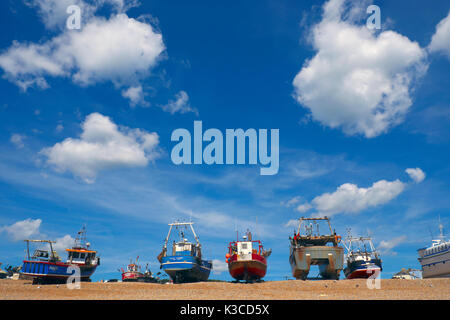 Hastings Fischerboote hochgezogen auf dem Stade Fischer Strand, East Sussex, UK, GB Stockfoto