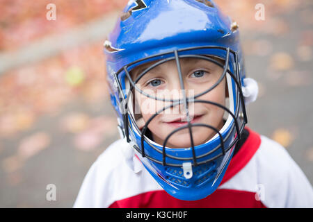 Junge gekleidet den Torwart in einem Street Hockey Spiel zu sein Stockfoto