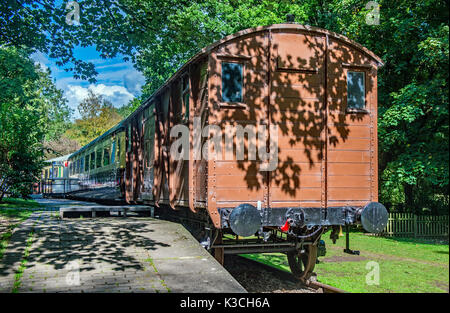 Alte Waggons in Tintern Parva Bahnhof, Wye Valley stationär Stockfoto