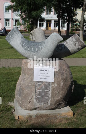 Schöne paar Vögel Statue aus massivem Stein bedeckt traditionelle belorussische Ornament symbol Liebe und Happy Family im Park installieren, Weißrussland Stockfoto