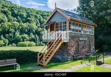 Das alte Stellwerk in Tintern Parva Bahnhof, im Wye Valley Stockfoto