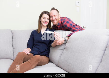 Glücklich, aufgeregt Paar positive Schwangerschaftstest Stockfoto