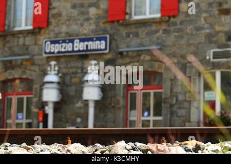 Schweiz: Juli 2012, berühmten Roten alpine Zug Bernina Express (von St. Moritz nach Tirano) vorbei an den Blanc See am Berninapass (Schweiz) Stockfoto