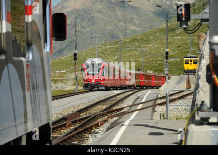 Schweiz: Juli 2012, berühmten Roten alpine Zug Bernina Express (von St. Moritz nach Tirano) vorbei an den Blanc See am Berninapass (Schweiz) Stockfoto
