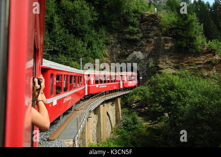 Schweiz: Juli 2012, Swiss Mountain Zug Bernina Express von Tirano nach St. Moritz Stockfoto