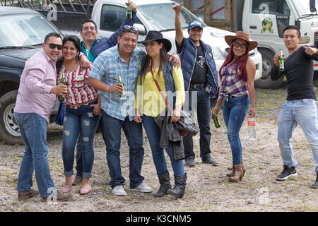 Mai 27, 2017 Sangolqui, Ecuador: Menschen die Teilnahme an einem lokalen Rodeo auf dem Parkplatz posing Stockfoto