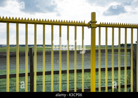 Perimeter Barriere zum Schutz Startbahn außerhalb der Royal Air Force Northolt, South Ruislip, London Borough von Hillingdon, London, UK. Stockfoto