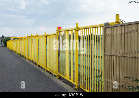 Perimeter Barriere zum Schutz Startbahn außerhalb der Royal Air Force Northolt, South Ruislip, London Borough von Hillingdon, London, UK. Stockfoto