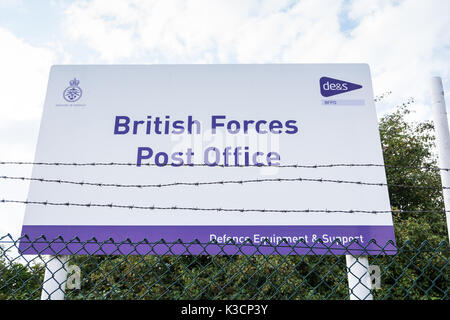 Beschilderung des British Forces Post Office (BFPO), RAF Northolt, South Ruislip, London Borough of Hillingdon, London, Vereinigtes Königreich. Stockfoto