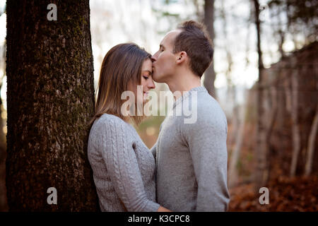 Junge Mode schöne liebevolle lässigen Stil Paar auf floralen Bereich im herbstlichen Park Stockfoto