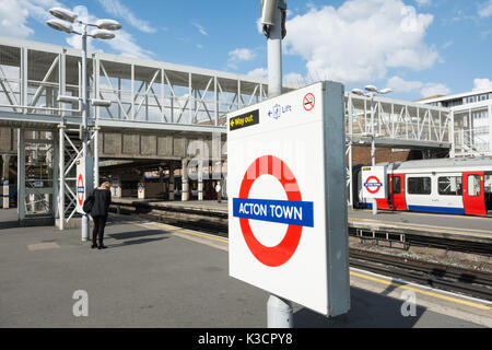 Acton Town Station in West London, Großbritannien Stockfoto