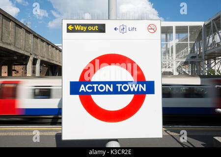 Runde auf dem Bahnsteig an der U-Bahnstation Acton Town im Westen Londons, Großbritannien Stockfoto
