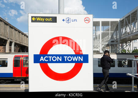 Bahnhof Acton Town und Roundel im Westen Londons, Großbritannien Stockfoto