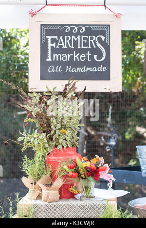 Herbst der lokalen Nachbarschaft Bauernmarkt Tabelle Anzeige mit Handgeschriebene Tafel Zeichen Stockfoto