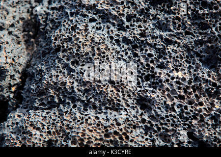 Nahaufnahme der Luftlöcher in Rock aus vulkanischem Lava, Fuerteventura, Kanarische Inseln, Spanien gebildet Stockfoto