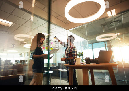 Junger Mann und Frau zusammen arbeiten im Büro. Kreative Fachleute, die an der neuen Projekt. Stockfoto