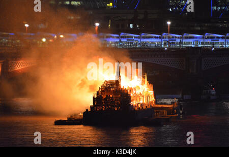 Foto muss Gutgeschrieben © Alpha Presse 066465 04/09/2016 ein 120 Meter langes Modell der Londons Skyline im 17. Jahrhundert steigen Sie auf der Themse in London als Teil der Londons Burning Festival der 350. Jahrestag der große Brand von London und seine Nachwirkungen zu markieren eingestellt ist. Stockfoto