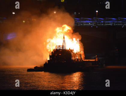 Foto muss Gutgeschrieben © Alpha Presse 066465 04/09/2016 ein 120 Meter langes Modell der Londons Skyline im 17. Jahrhundert steigen Sie auf der Themse in London als Teil der Londons Burning Festival der 350. Jahrestag der große Brand von London und seine Nachwirkungen zu markieren eingestellt ist. Stockfoto