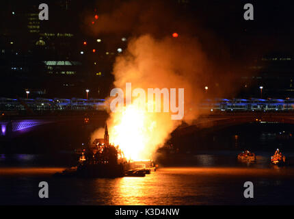 Foto muss Gutgeschrieben © Alpha Presse 066465 04/09/2016 ein 120 Meter langes Modell der Londons Skyline im 17. Jahrhundert steigen Sie auf der Themse in London als Teil der Londons Burning Festival der 350. Jahrestag der große Brand von London und seine Nachwirkungen zu markieren eingestellt ist. Stockfoto