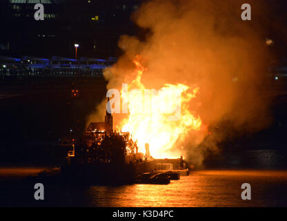 Foto muss Gutgeschrieben © Alpha Presse 066465 04/09/2016 ein 120 Meter langes Modell der Londons Skyline im 17. Jahrhundert steigen Sie auf der Themse in London als Teil der Londons Burning Festival der 350. Jahrestag der große Brand von London und seine Nachwirkungen zu markieren eingestellt ist. Stockfoto