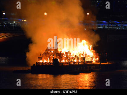 Foto muss Gutgeschrieben © Alpha Presse 066465 04/09/2016 ein 120 Meter langes Modell der Londons Skyline im 17. Jahrhundert steigen Sie auf der Themse in London als Teil der Londons Burning Festival der 350. Jahrestag der große Brand von London und seine Nachwirkungen zu markieren eingestellt ist. Stockfoto