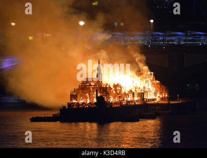 Foto muss Gutgeschrieben © Alpha Presse 066465 04/09/2016 ein 120 Meter langes Modell der Londons Skyline im 17. Jahrhundert steigen Sie auf der Themse in London als Teil der Londons Burning Festival der 350. Jahrestag der große Brand von London und seine Nachwirkungen zu markieren eingestellt ist. Stockfoto