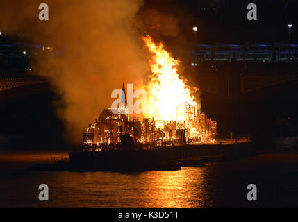 Foto muss Gutgeschrieben © Alpha Presse 066465 04/09/2016 ein 120 Meter langes Modell der Londons Skyline im 17. Jahrhundert steigen Sie auf der Themse in London als Teil der Londons Burning Festival der 350. Jahrestag der große Brand von London und seine Nachwirkungen zu markieren eingestellt ist. Stockfoto