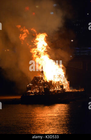 Foto muss Gutgeschrieben © Alpha Presse 066465 04/09/2016 ein 120 Meter langes Modell der Londons Skyline im 17. Jahrhundert steigen Sie auf der Themse in London als Teil der Londons Burning Festival der 350. Jahrestag der große Brand von London und seine Nachwirkungen zu markieren eingestellt ist. Stockfoto